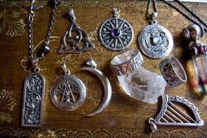 Talismans et amulettes pour la chance et le bien-être en famille. 