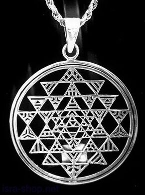 Une amulette en métal qui attire la chance sous forme de pendentif. 