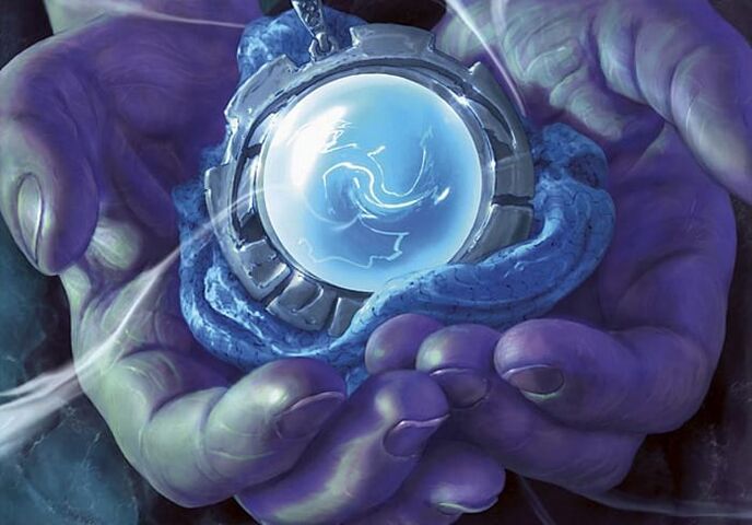 amulette magique dans les mains et la portant