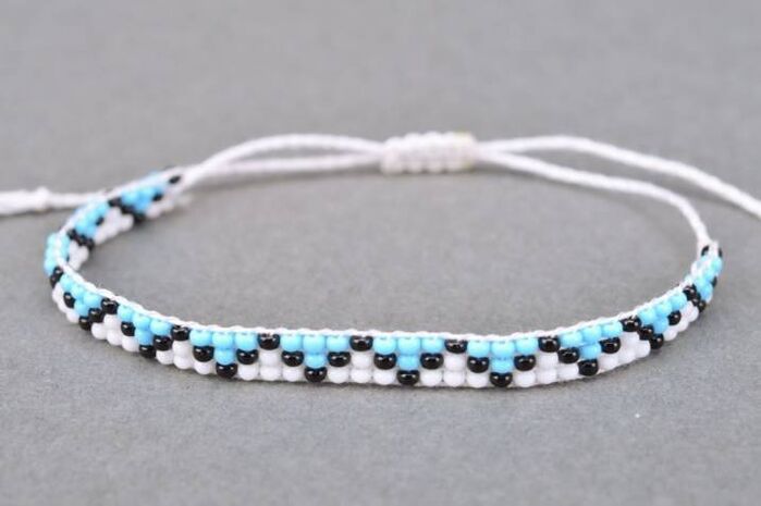 Un bracelet fait de fils et de perles est un talisman qui portera chance à son propriétaire. 